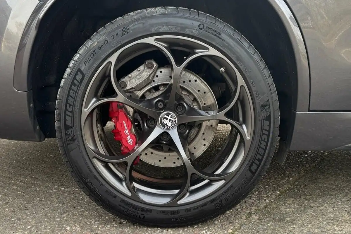 2019-alfa-romeo-stelvio-29-biturbo-quadrifoglio-big-36
