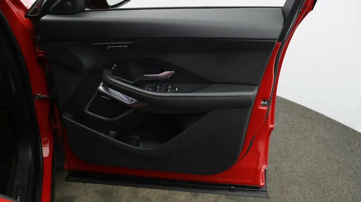 2018-jaguar-e-pace-20-i4d-first-edition-big-15