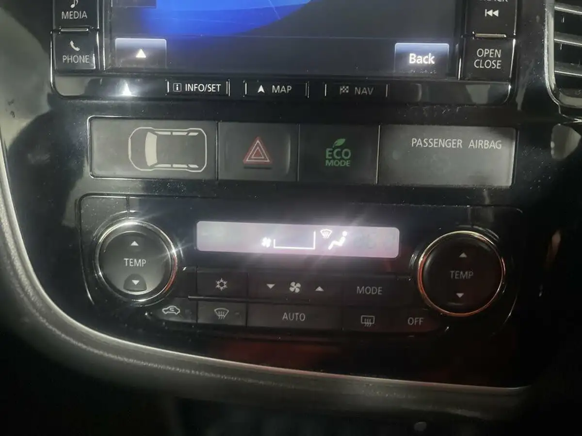 2015-mitsubishi-outlander-20-gx4h-phev-big-29