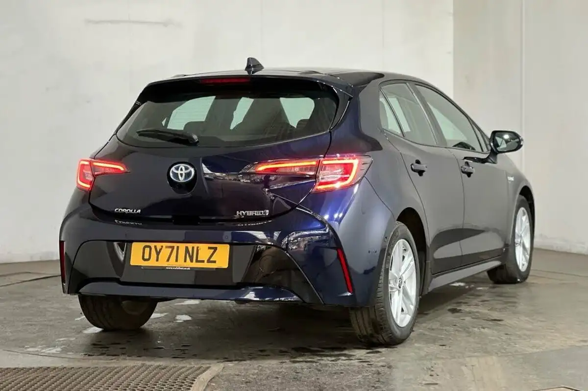 2022-toyota-corolla-18-vvt-i-icon-tech-trk-hatchback-5d-big-21