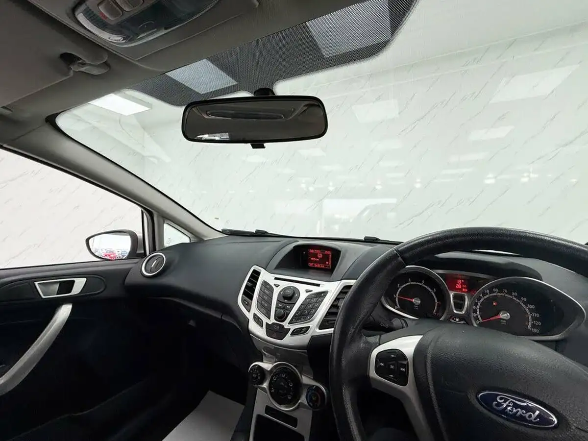 2012-ford-fiesta-125-zetec-3d-big-13