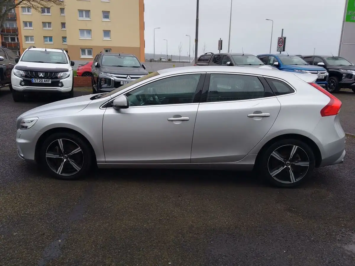 2016-volvo-v40-20td-d4-r-design-big-4