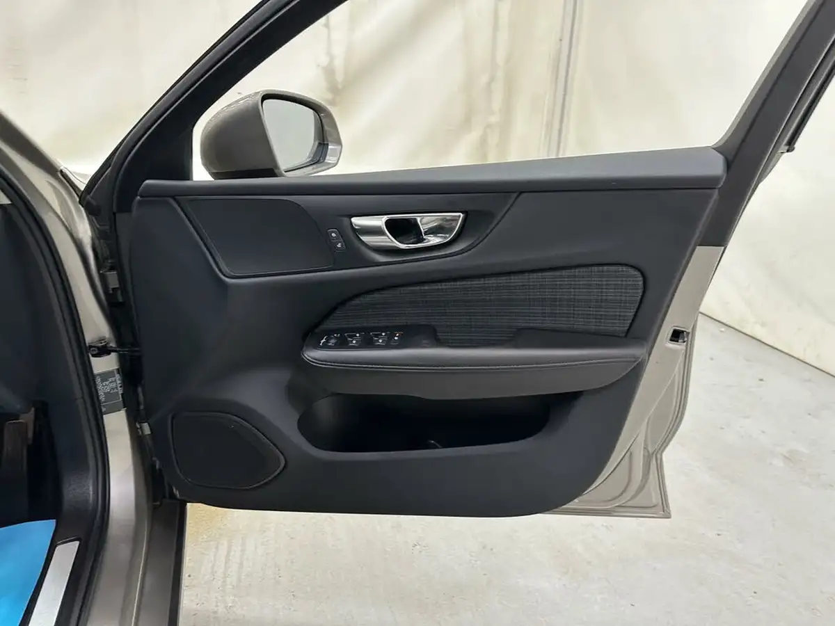 2021-volvo-v60-20-b3-momentum-161bhp-big-9