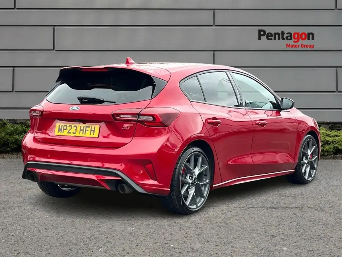 2023-ford-focus-23t-st-hatchback-big-3