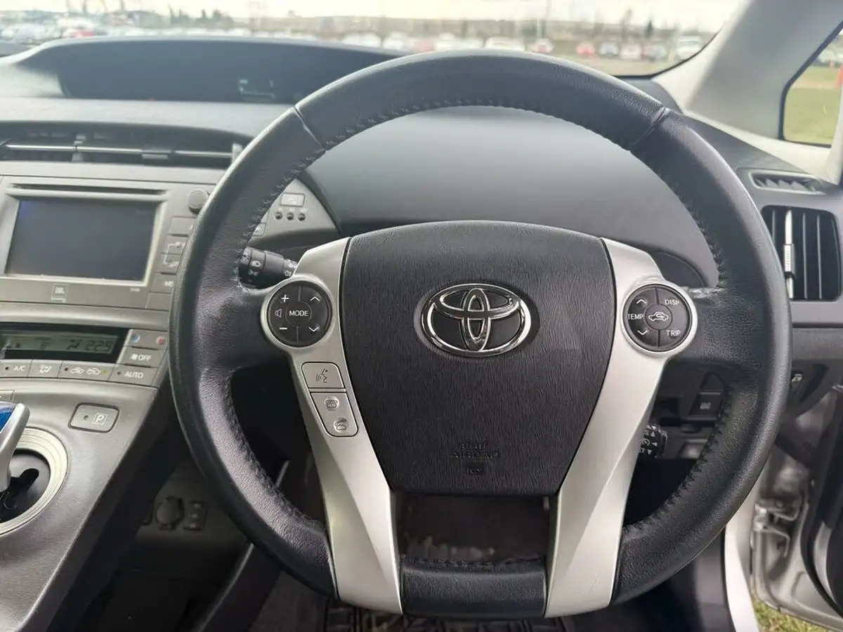 2014-toyota-prius-18-vvt-i-phev-big-17