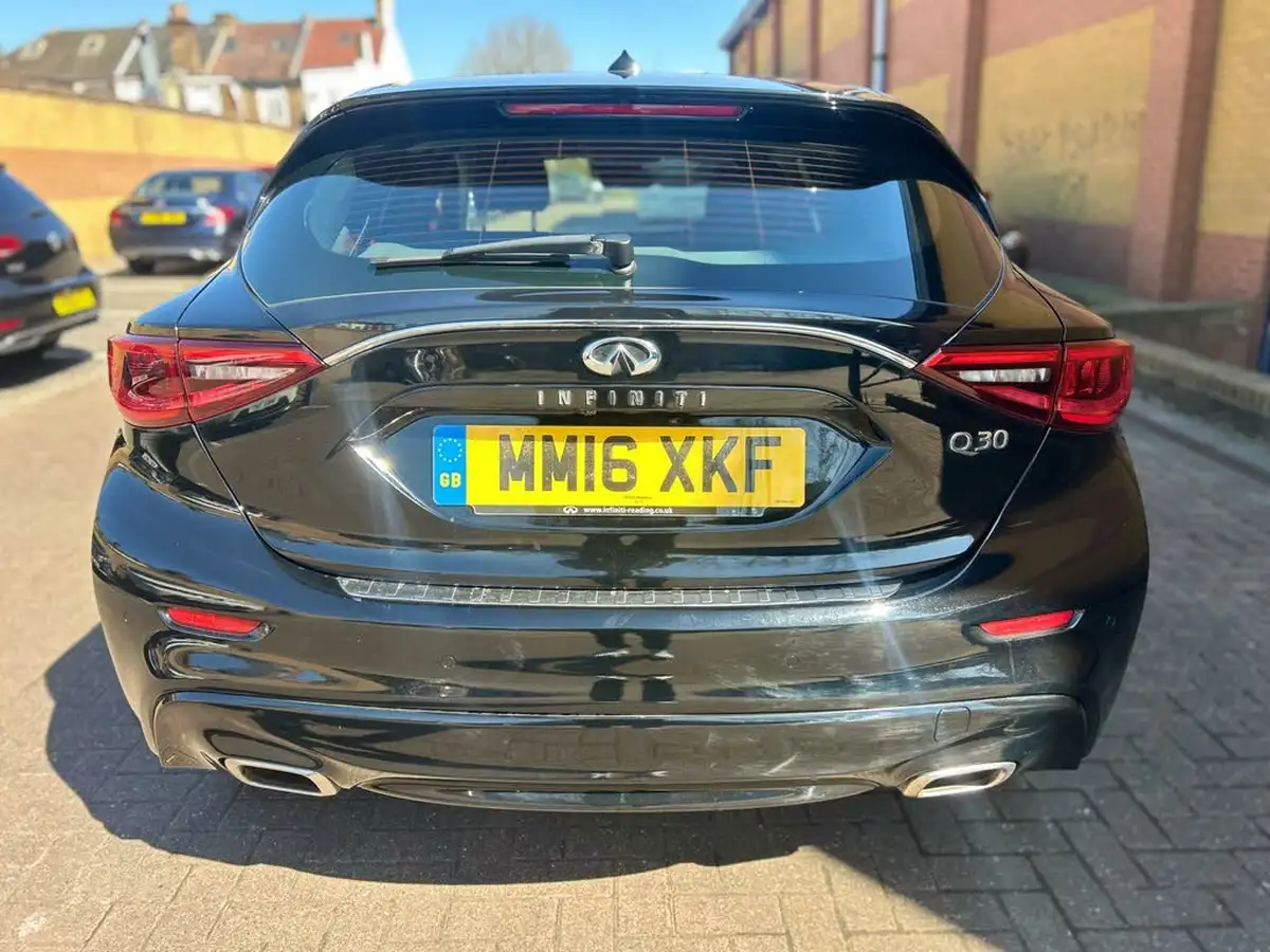 2016-infiniti-q30-22d-premium-awd-big-16