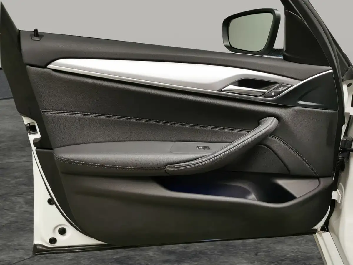 2021-bmw-5-series-20-520i-se-saloon-4d-big-31