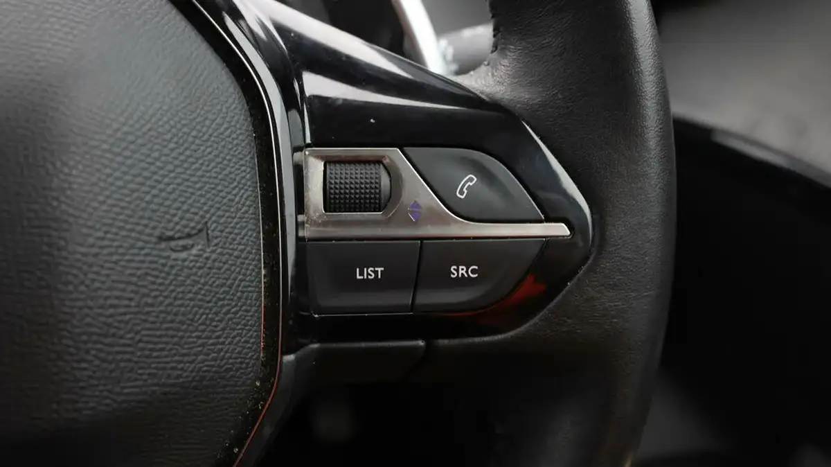 2021-peugeot-208-12-puretech-allure-100bhp-eat8-big-22