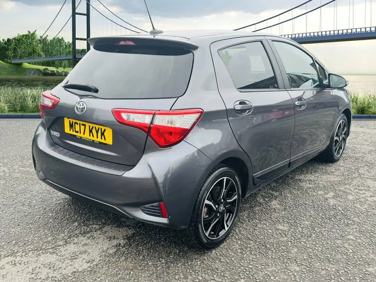 2017-toyota-yaris-15-vvt-i-design-panoramic-roof-1497cc-big-3