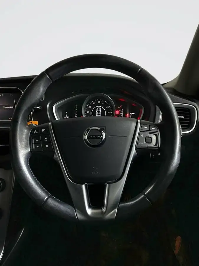 2018-volvo-v40-15-t2-momentum-nav-plus-big-8