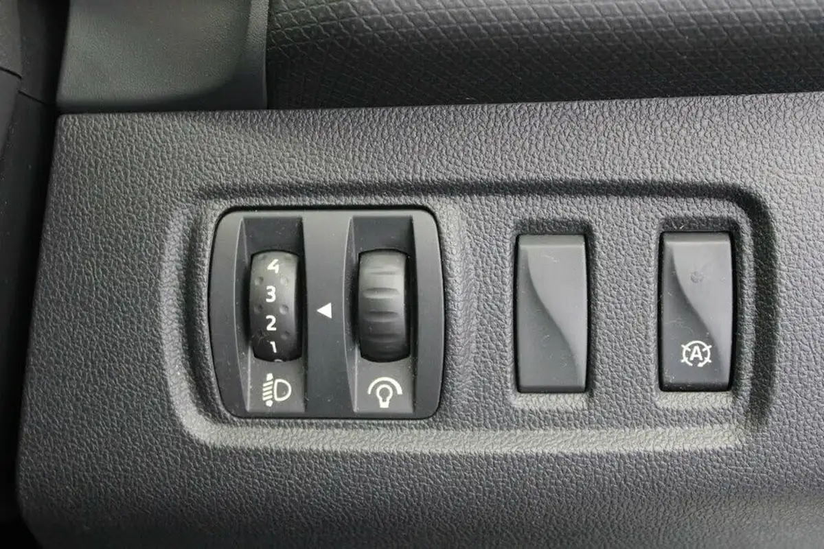 2016-renault-clio-09-tce-dynamique-nav-big-43