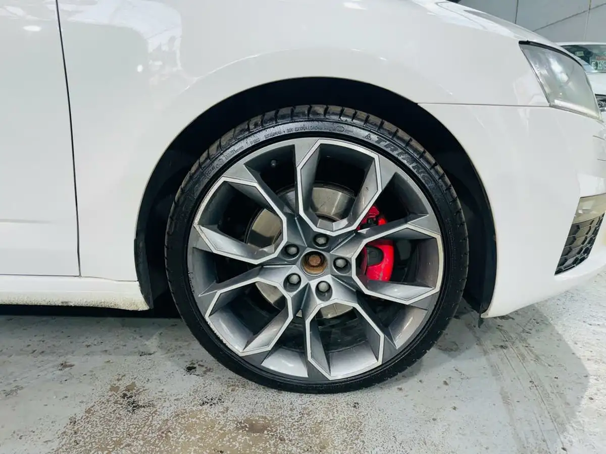 2016-skoda-octavia-20tdi-vrs-estate-big-23