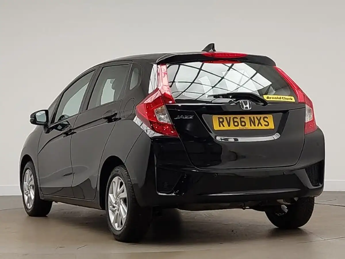 2016-honda-jazz-13-i-vtec-se-cvt-big-1