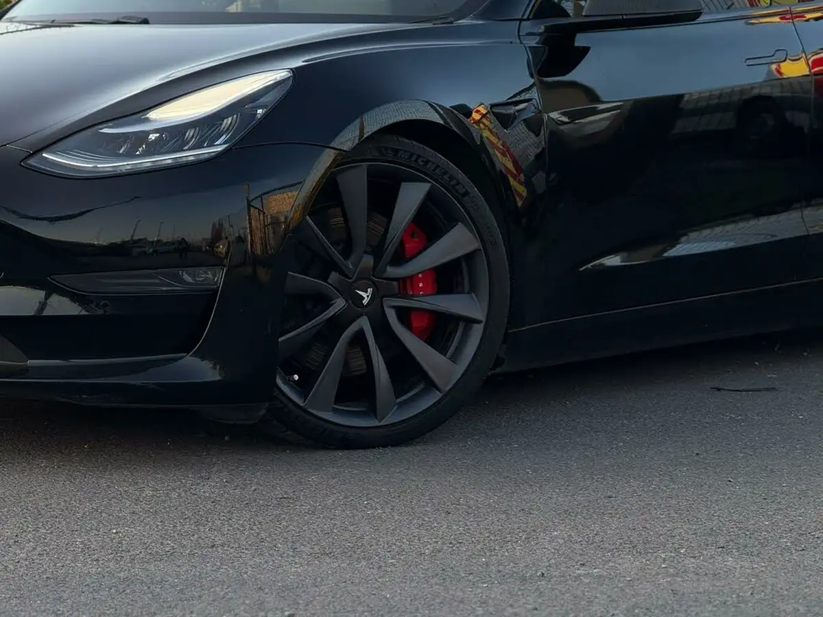 2020-tesla-model-3-e-performance-big-30