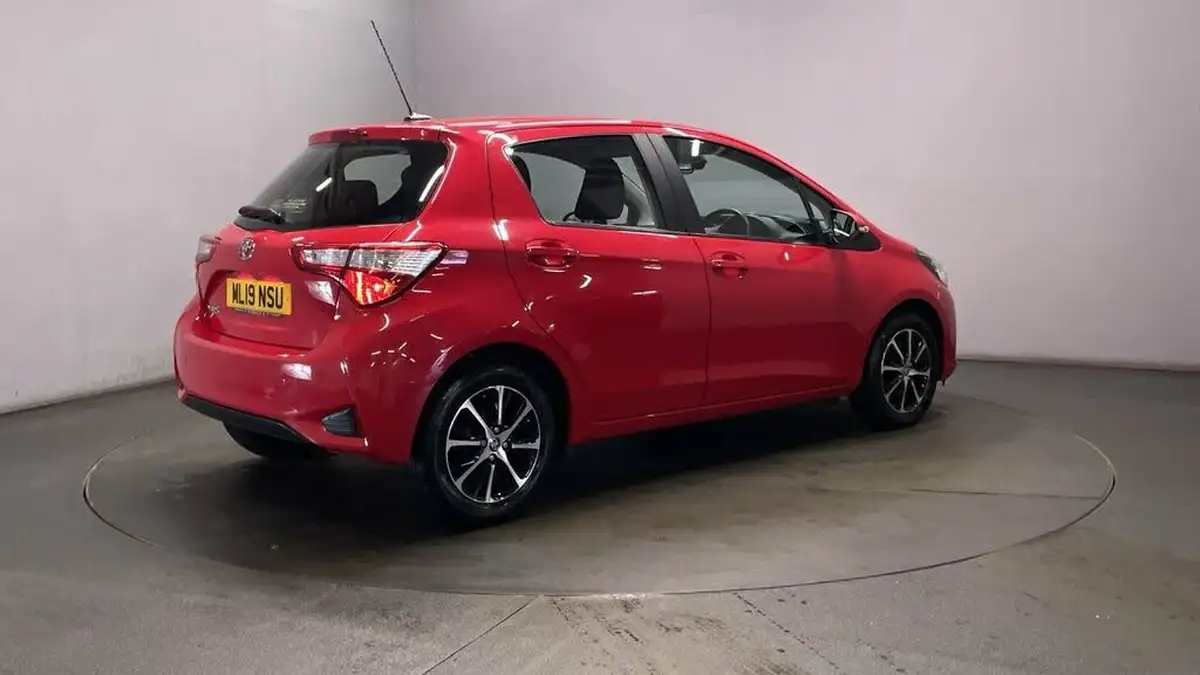 2019-toyota-yaris-15-vvt-i-icon-tech-111bhp-1496cc-cvt-big-7