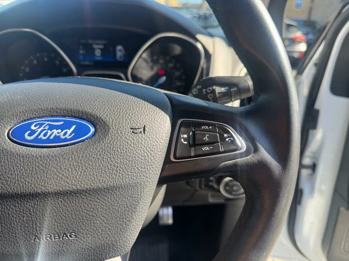 2015-ford-focus-10t-zetec-s-hatchback-big-6