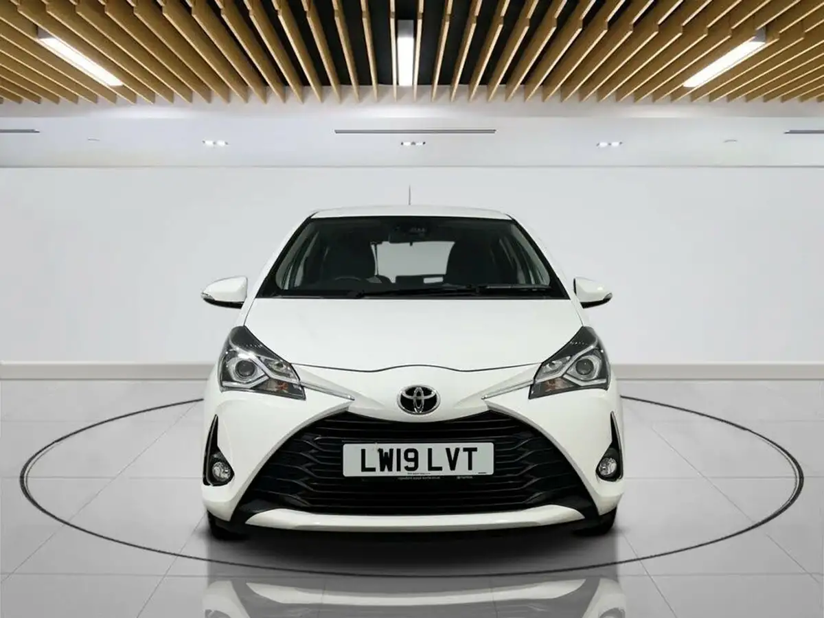 2019-toyota-yaris-15-vvt-i-icon-tech-111bhp-1496cc-big-1