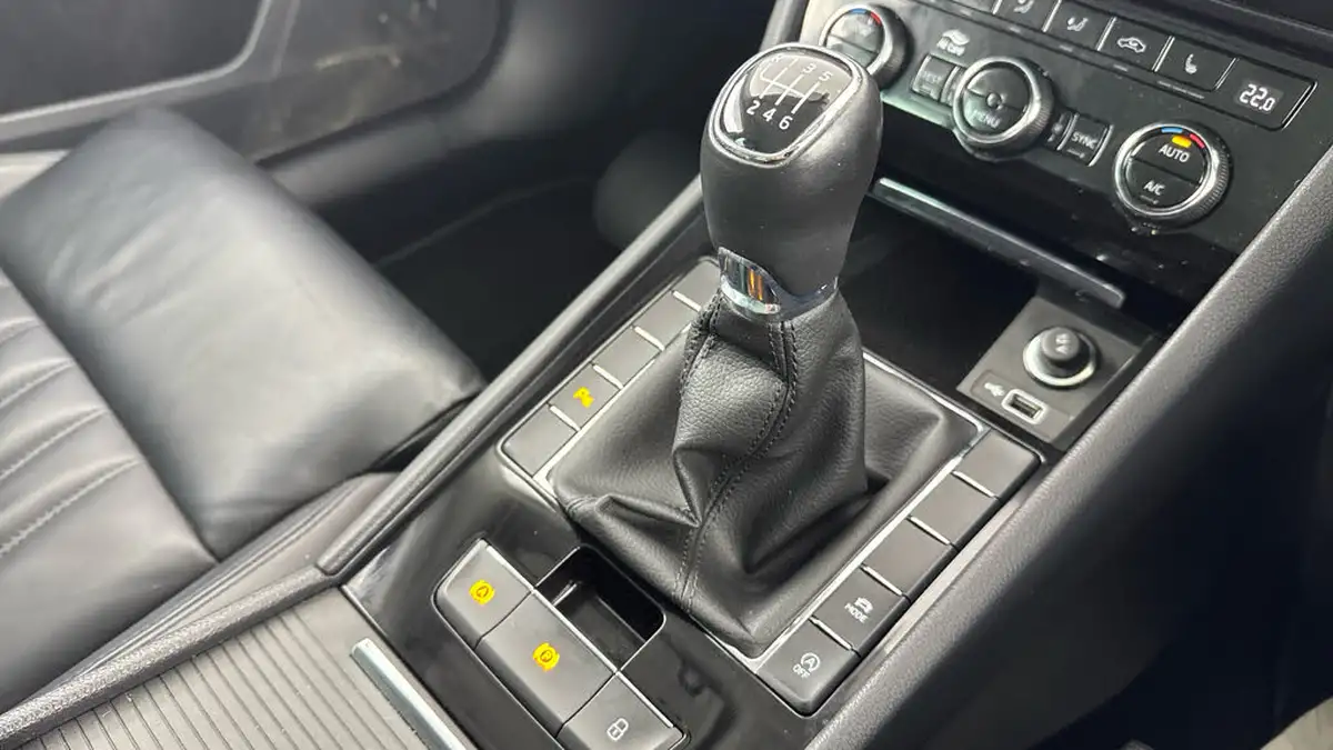 2019-skoda-superb-20tdi-se-technology-hatchback-big-20