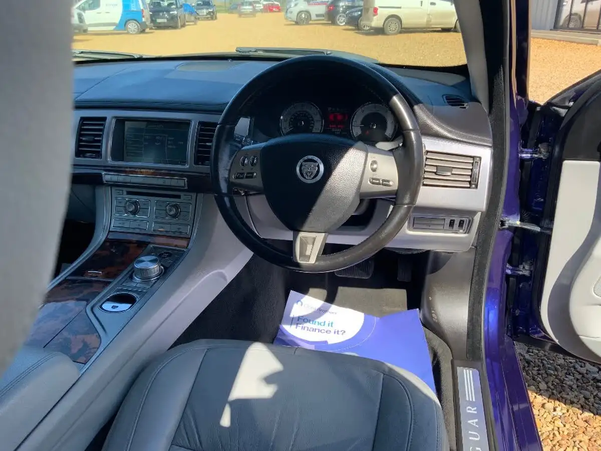 2010-jaguar-xf-30td-luxury-big-11