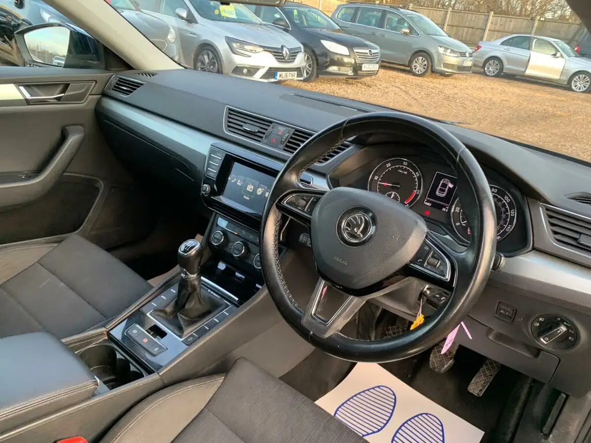 2015-skoda-superb-16tdi-se-120ps-ss-hatchback-big-10