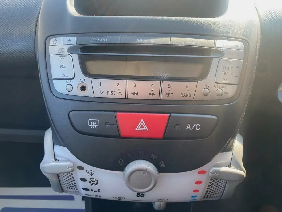 2013-citroen-c1-10-vtr-3d-big-17