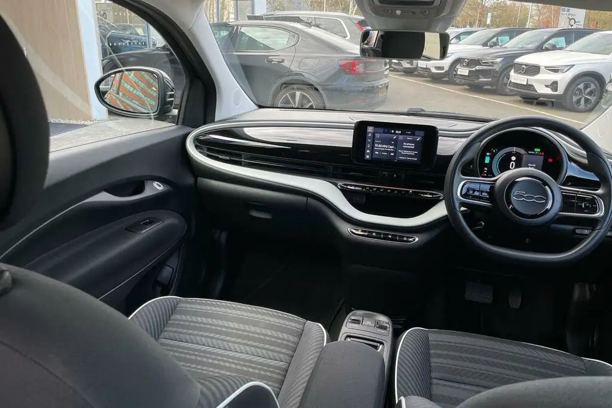 2022-fiat-500-e-action-big-30