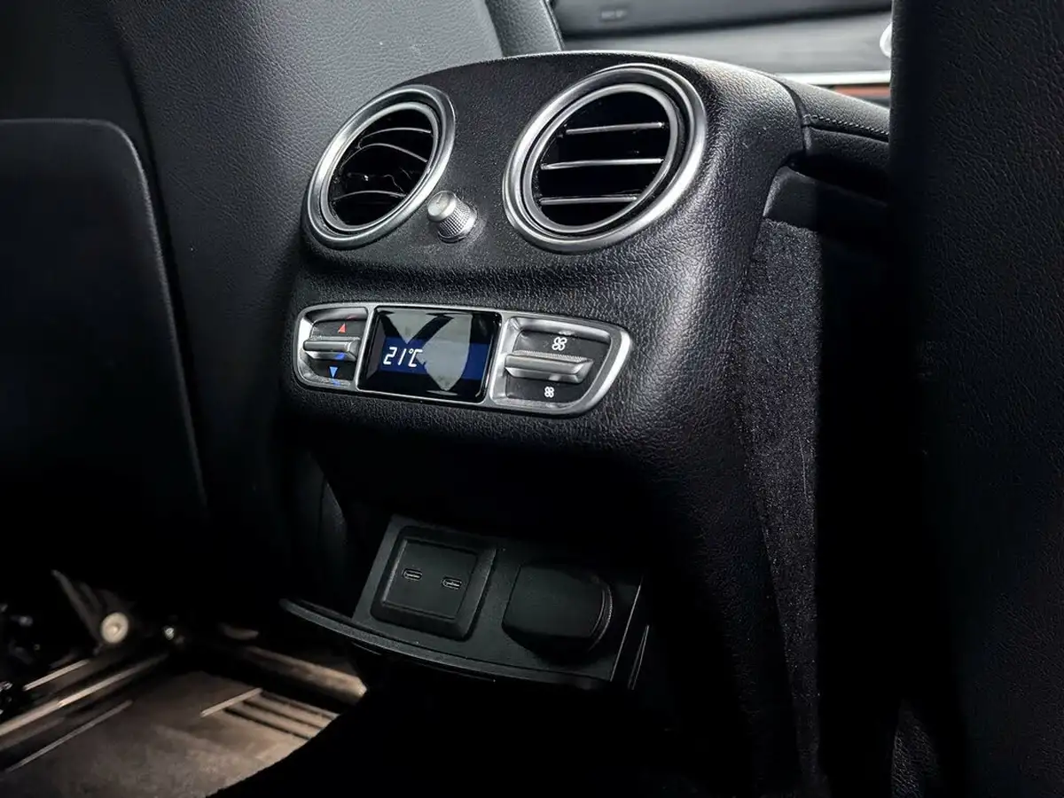 2020-mercedes-benz-e-class-20d-e300de-amg-line-eq-power-saloon-4d-big-36