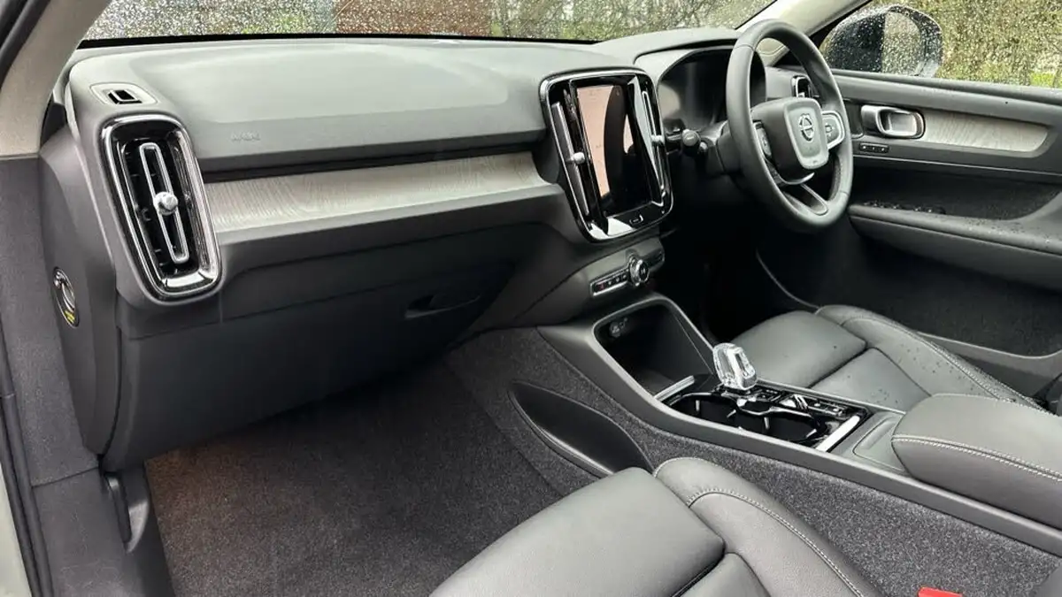 2025-volvo-xc40-20-b3-ultra-dark-big-3