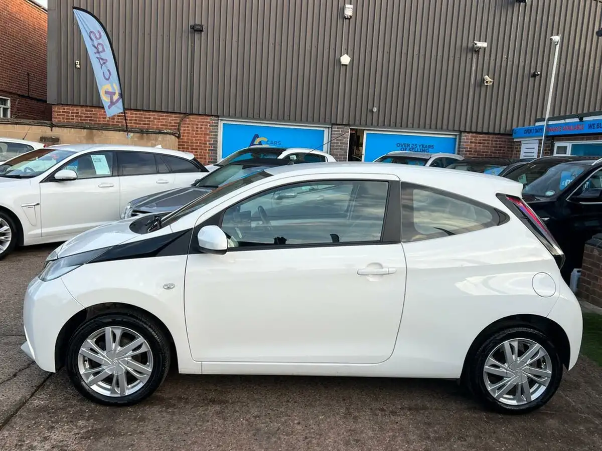 2014-toyota-aygo-10-vvt-i-x-pression-3d-big-39