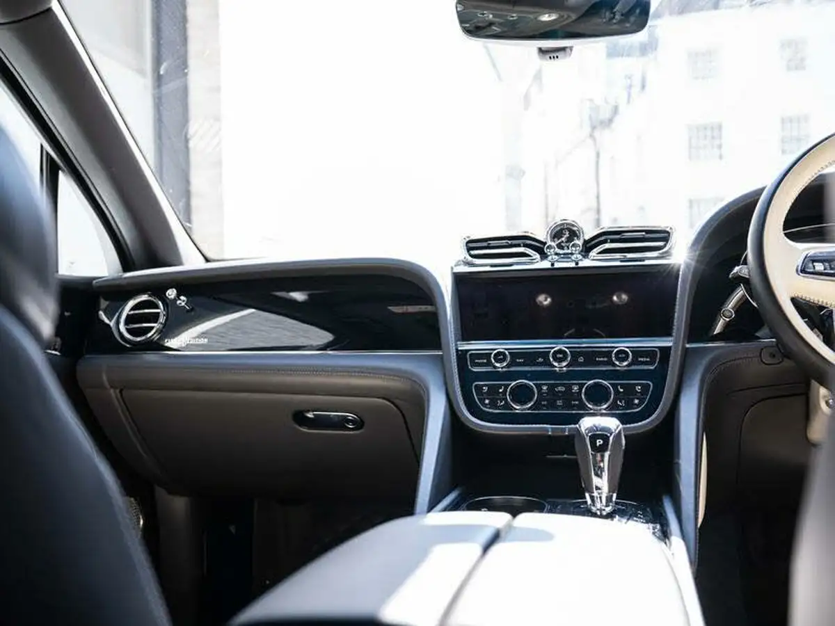 2019-bentley-bentayga-40-v8-big-44
