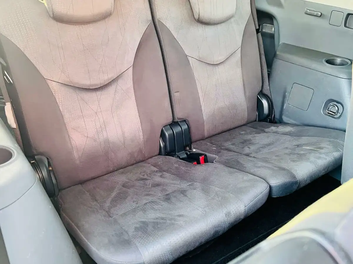 2012-toyota-prius-big-16