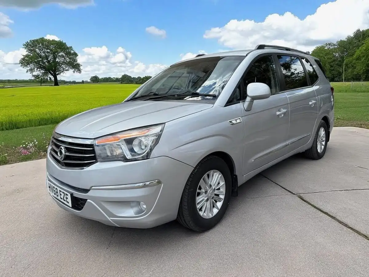 2018-kgm-ssangyong-turismo-22td-ex-auto-big-10