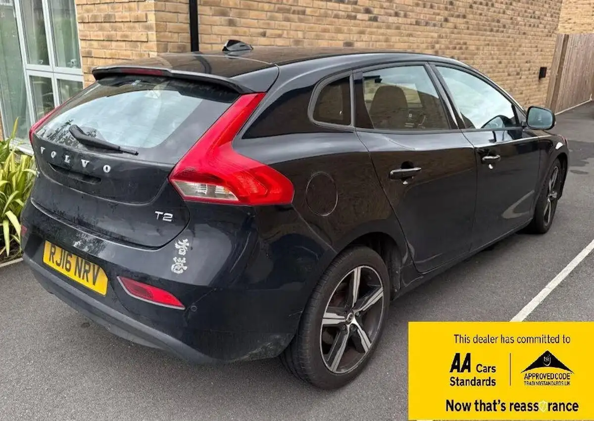 2016-volvo-v40-15-t2-momentum-big-3