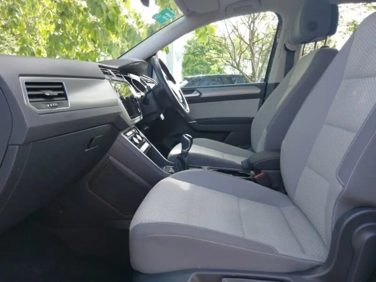 2022-volkswagen-touran-15-tsi-se-family-big-4