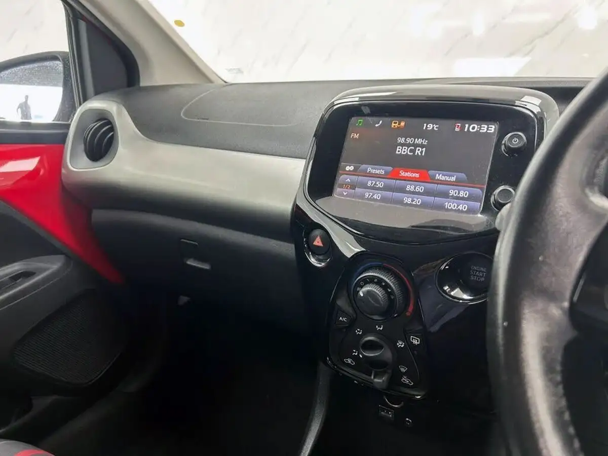 2016-peugeot-108-12-puretech-allure-hatchback-3d-big-15