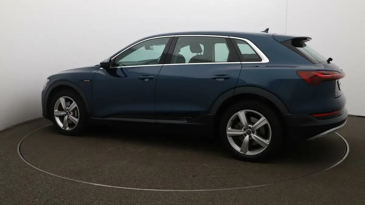 2022-audi-e-tron-55e-technik-station-wagon-big-39