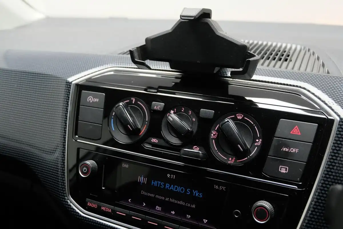 2024-volkswagen-up-10-up-black-edition-big-15