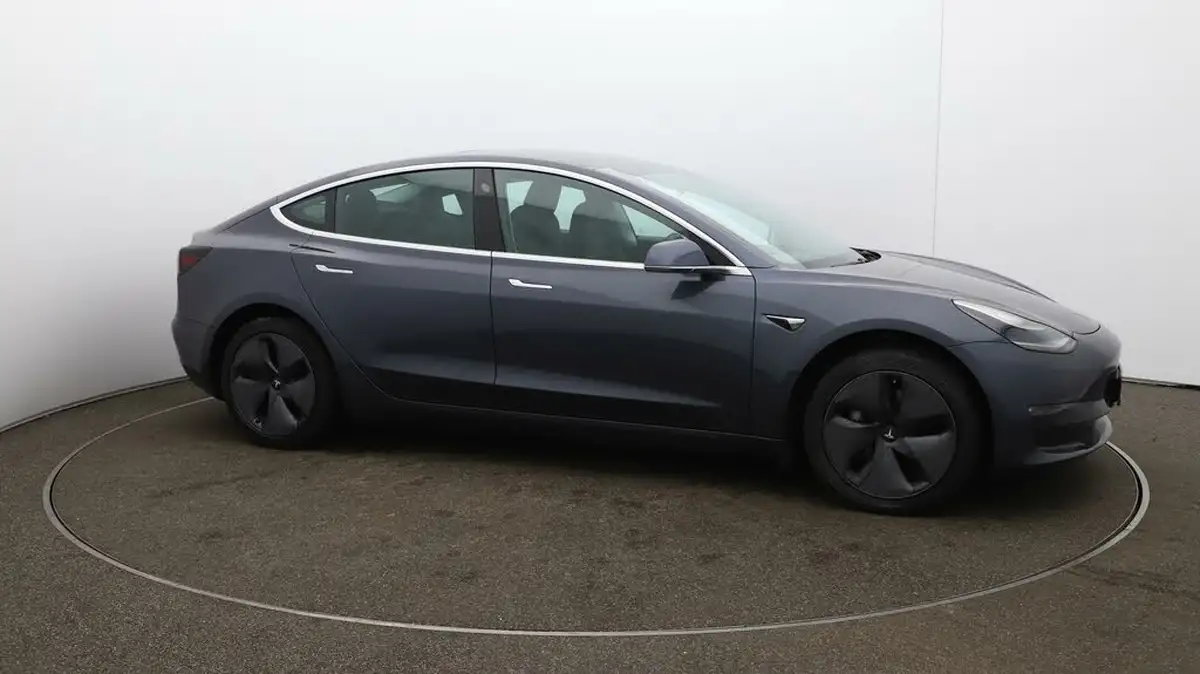 2020-tesla-model-3-e-long-range-big-38