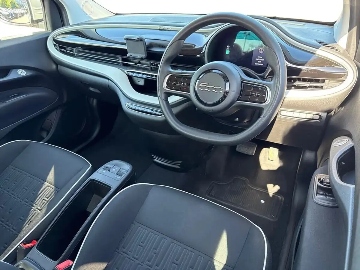 2022-fiat-500-e-action-big-8