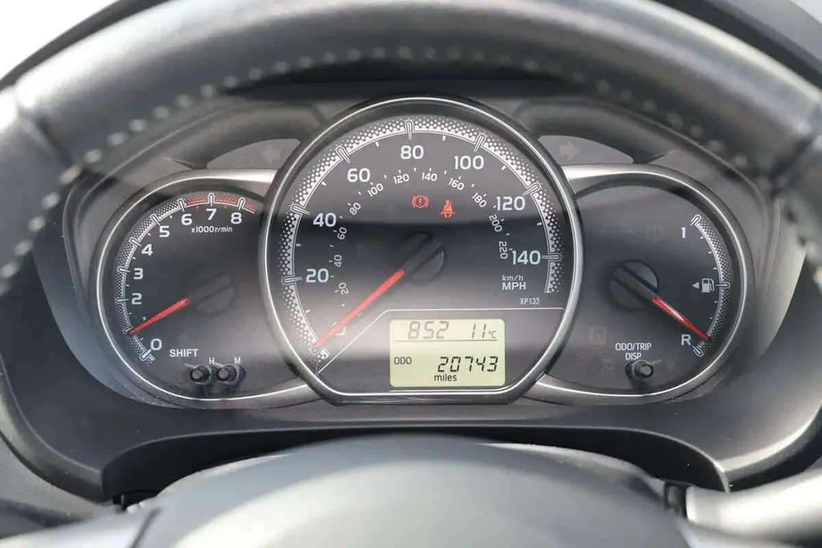 2016-toyota-yaris-10-vvt-i-icon-5d-big-8