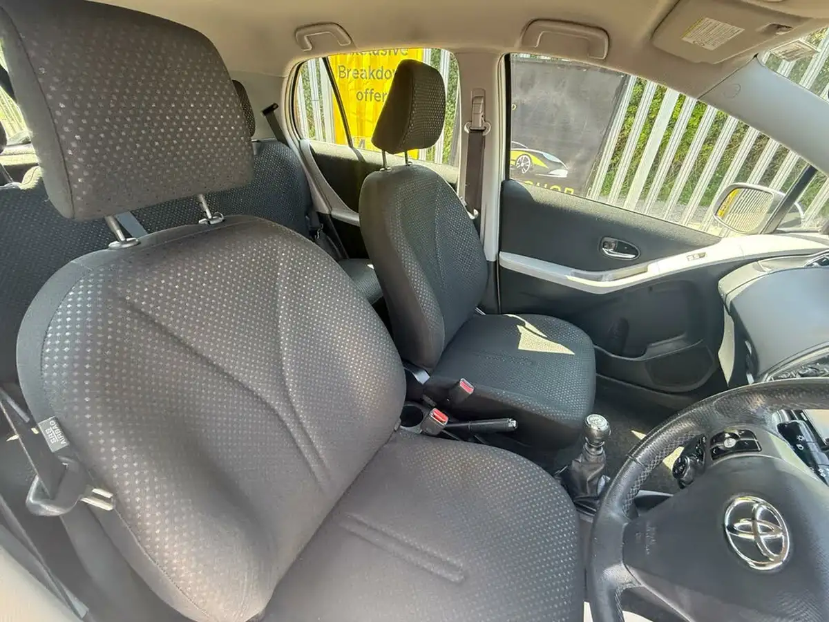 2011-toyota-yaris-133-t-spirit-vvt-i-101bhp-5d-big-11