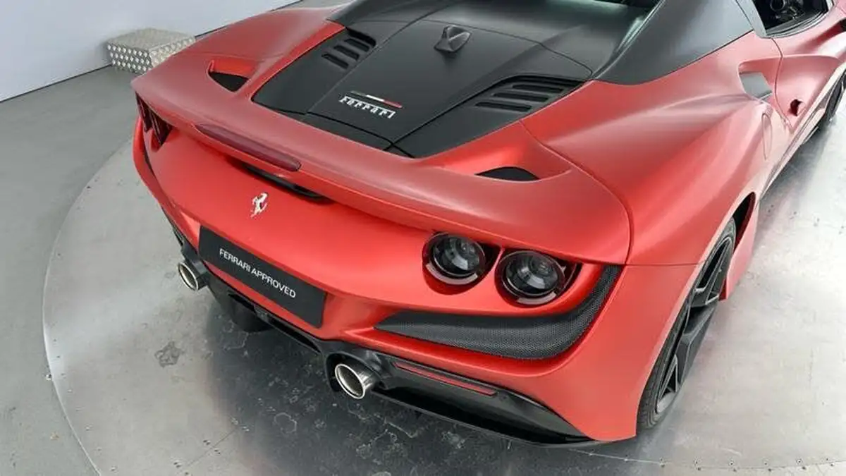 2021-ferrari-f8-spider-big-18