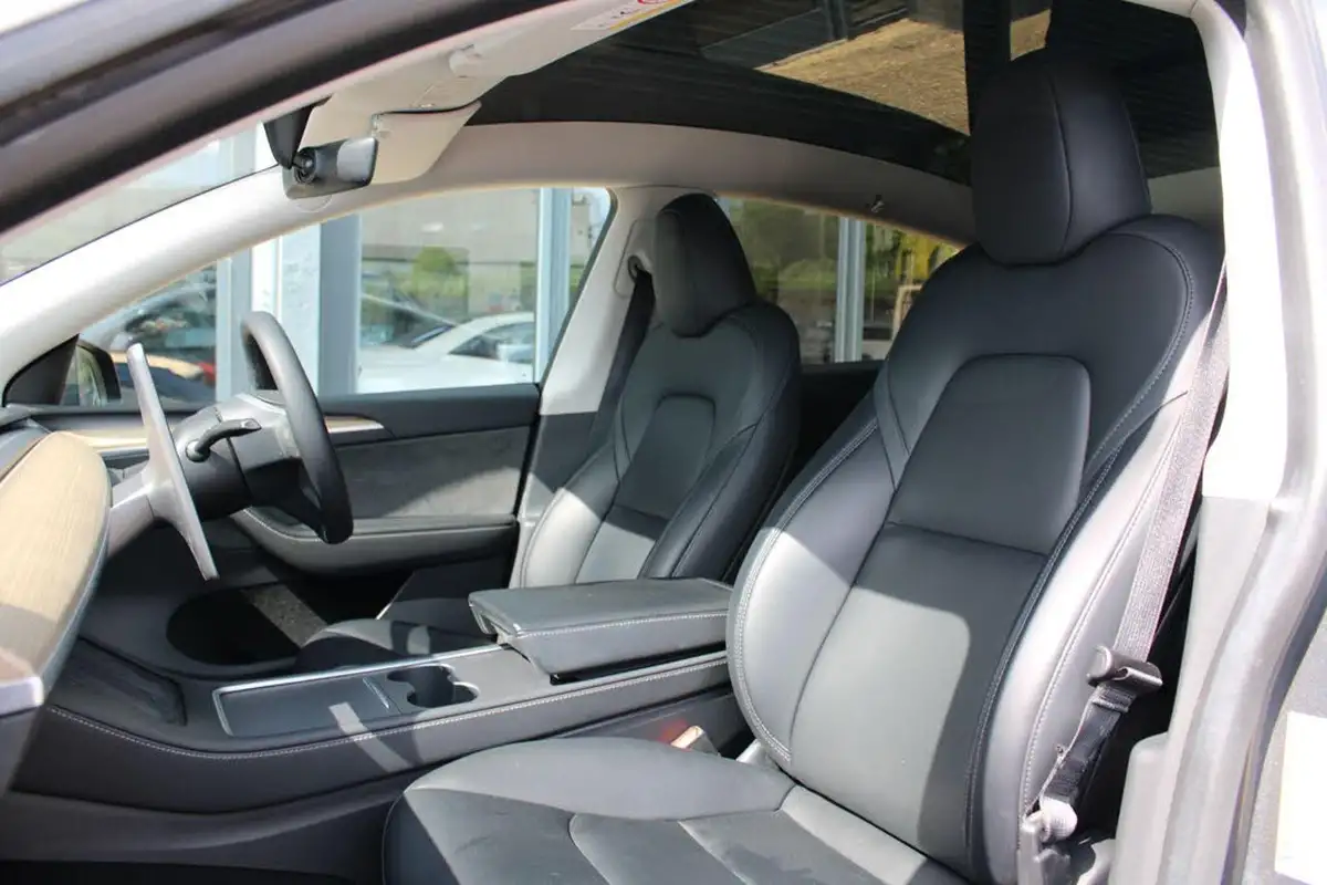 2022-tesla-model-y-e-long-range-big-13