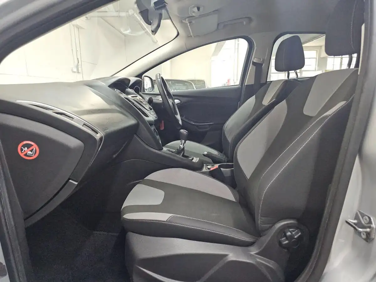 2012-ford-focus-10-zetec-125ps-hatchback-big-20