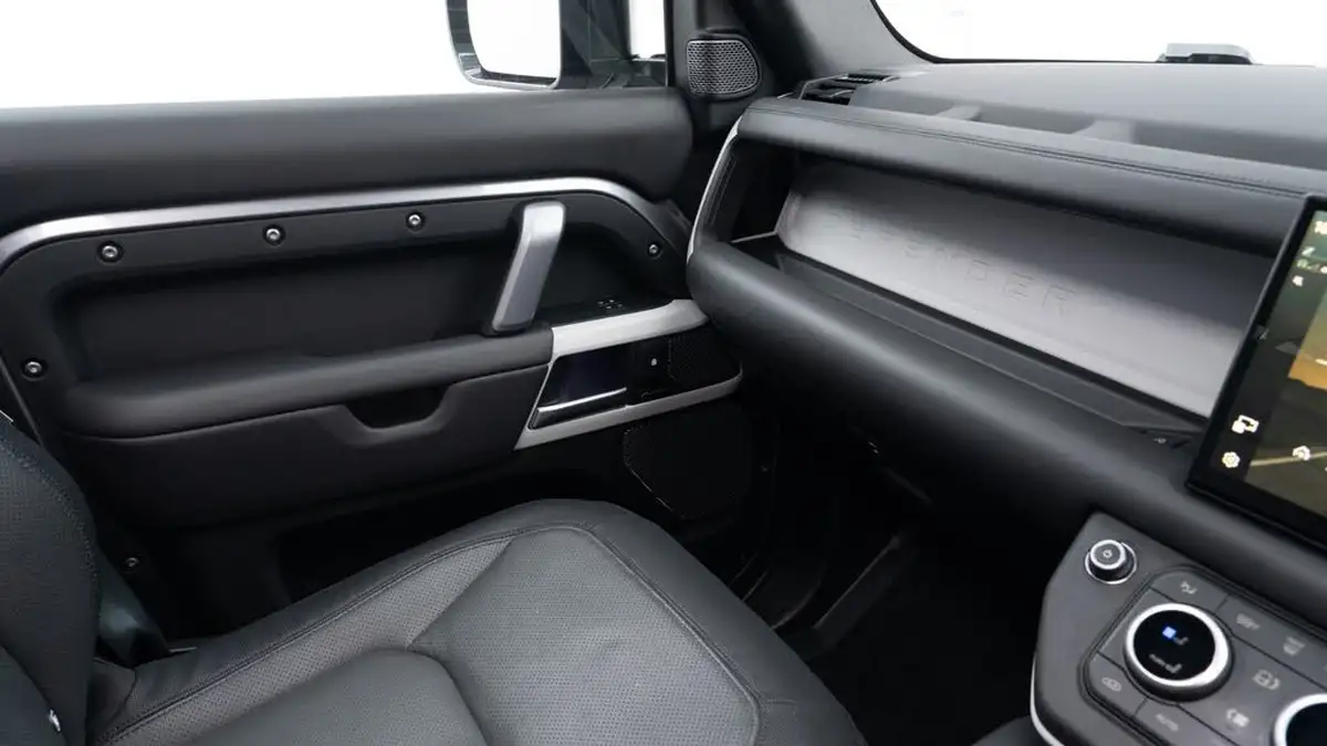 2024-land-rover-110-defender-30-d300-x-dynamic-hse-big-32