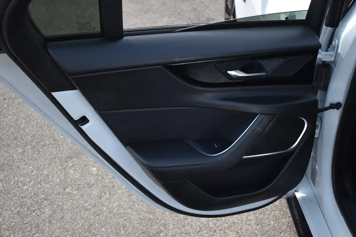 2021-jaguar-xe-20-d200-r-dynamic-black-big-43