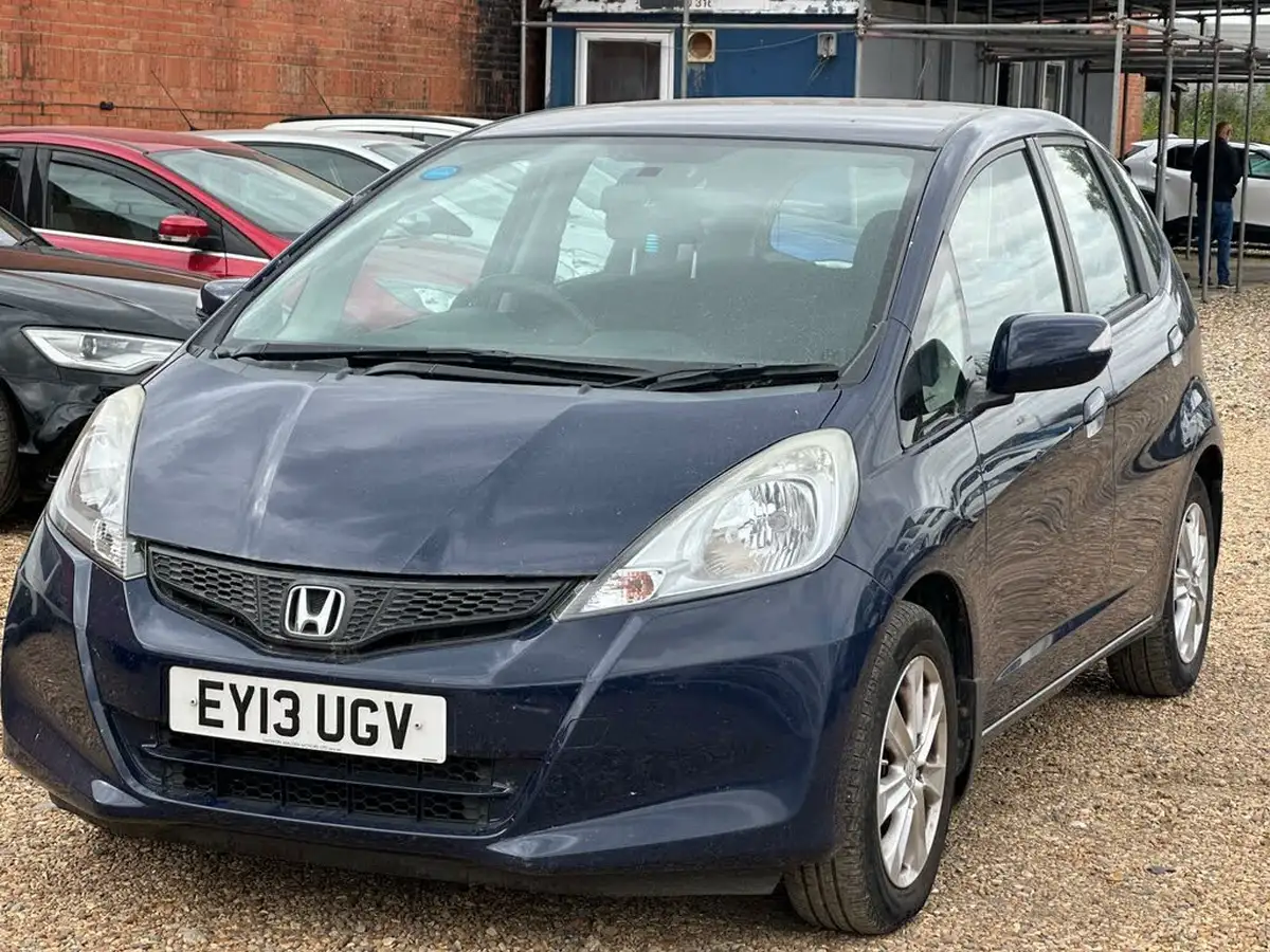 2013-honda-jazz-14-es-cvt-big-2