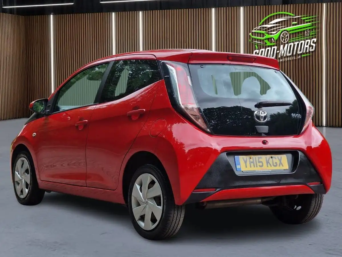 2015-toyota-aygo-10-vvt-i-x-play-5d-big-18