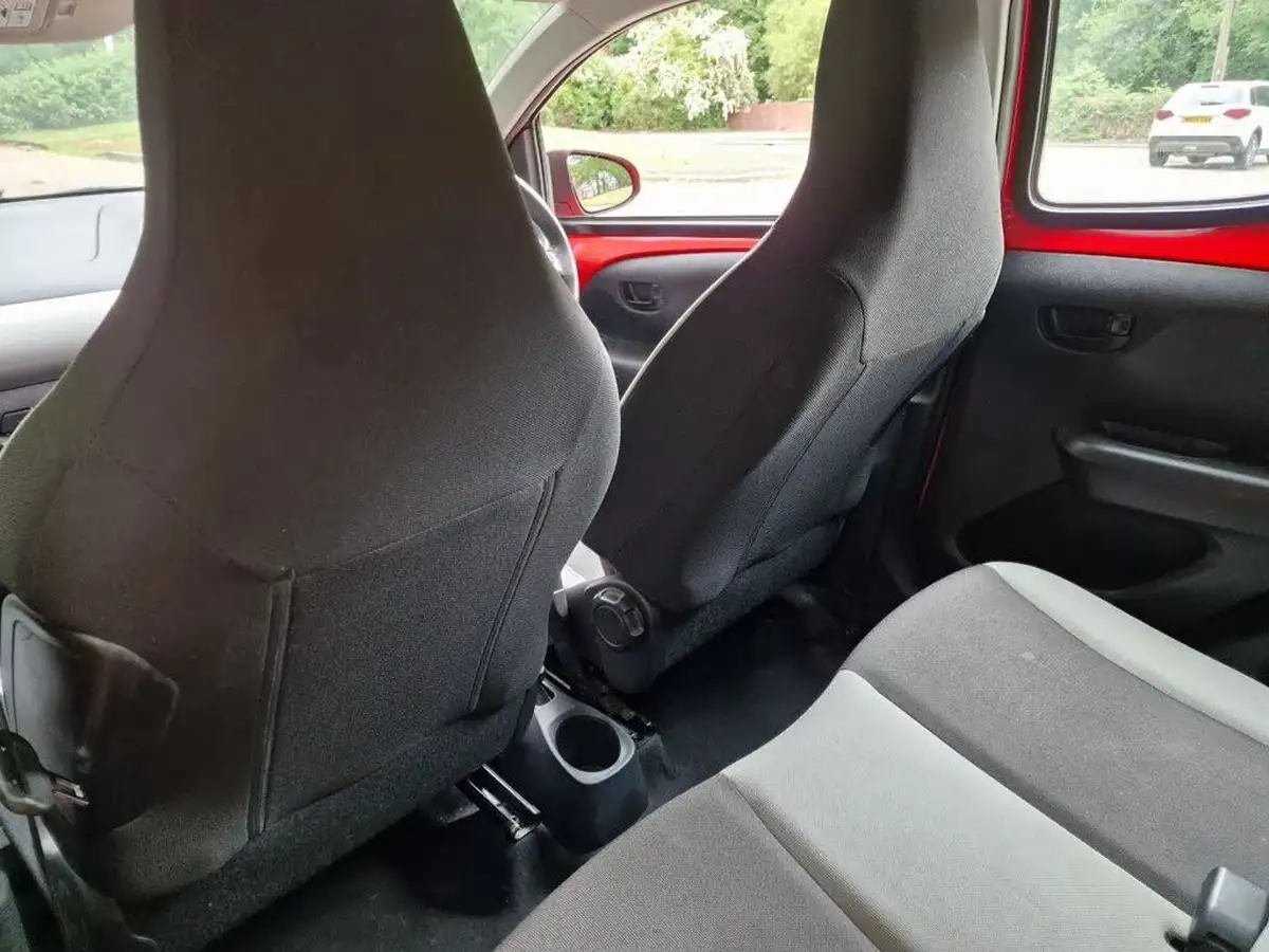 2015-toyota-aygo-10-vvt-i-x-play-5d-big-42