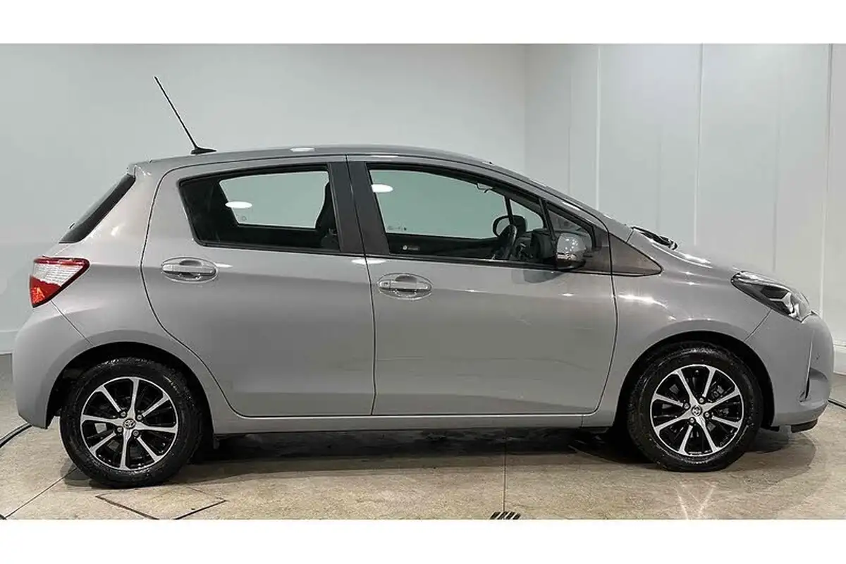 2018-toyota-yaris-15-vvt-i-icon-tech-111bhp-1496cc-cvt-big-3